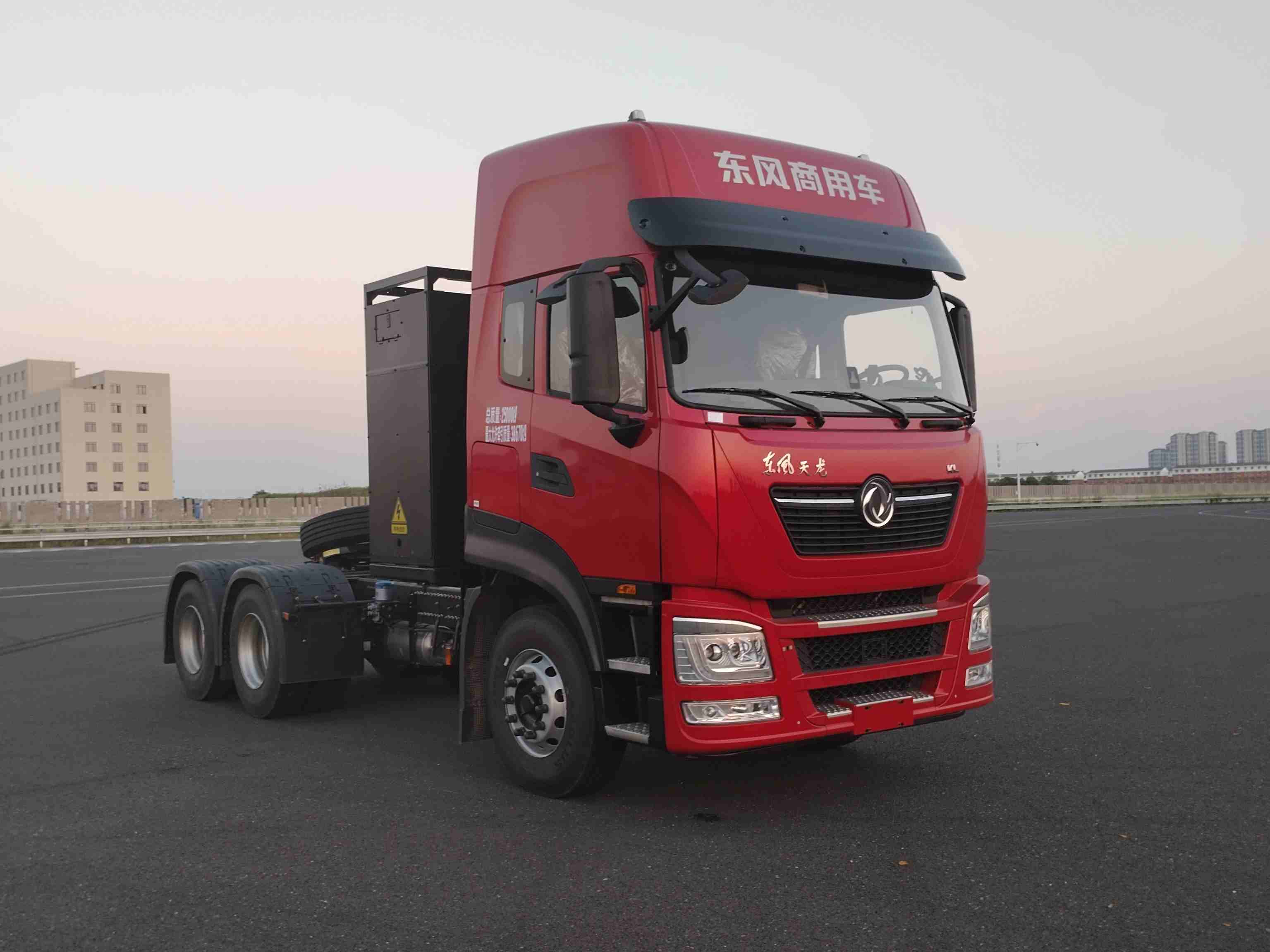 東風(fēng)純電動(dòng)半掛牽引車 驅(qū)動(dòng)綠色物流新未來